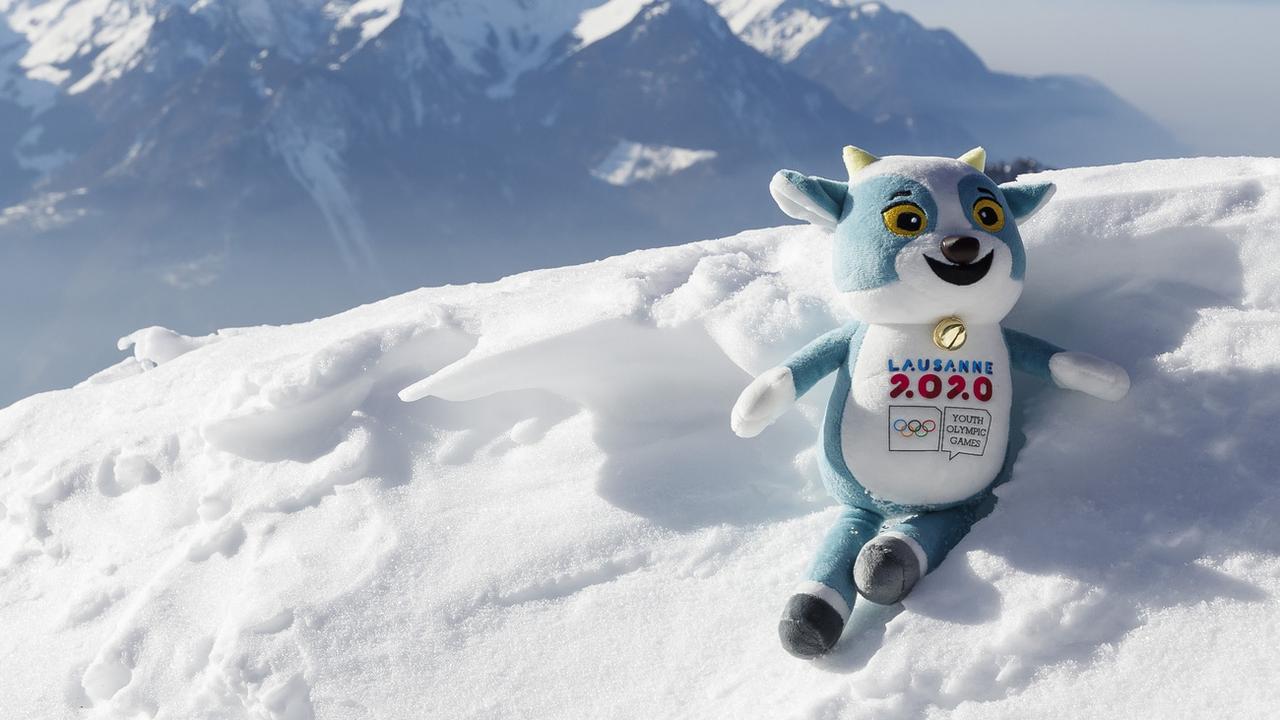 Yodli, la mascotte de Lausanne-2020, sur le futur site des épreuves de freestyle, à Leysin. [Cyril Zingaro]