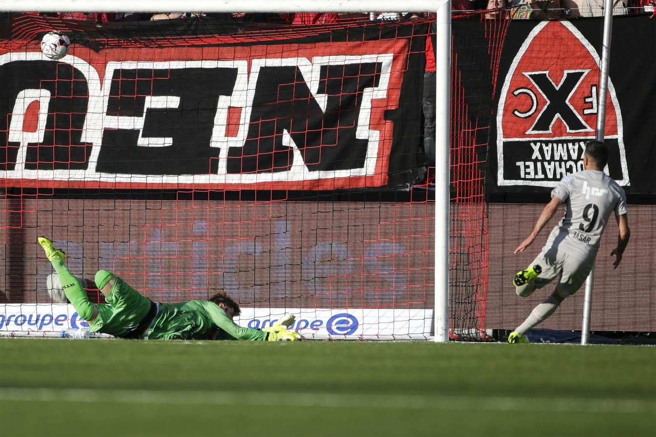 A l'image de la banderole, Xamax a pris le match à l'envers. [freshfocus - Marc Schumacher]