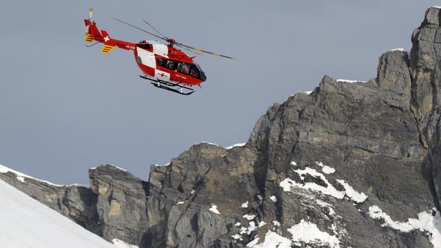 Actuellement, en Suisse, lorsqu'ils reçoivent un appel d'urgence passé depuis un téléphone portable, les services de secours n'obtiennent que la géolocalisationfournie par les antennes relais. [Keystone - Laurent Gillieron]