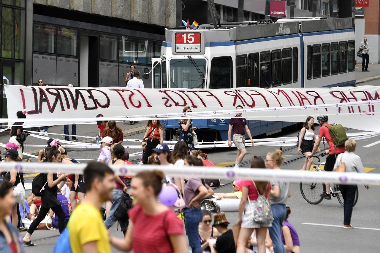 Le trafic, trams compris, est bloqué aux alentours de la gare de Zurich. [Keystone - Walter Bieri]