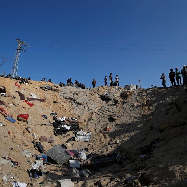 Des Palestiniens rassemblés après un tir israélien. [Reuters - Mohammed Salem]