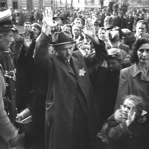 Des soldats hongrois et allemands conduisent des juifs arrêtés au théâtre de ville de Budapest (Hongrie) en octobre 1944. [Deutsches Bundesarchiv - Faupel]