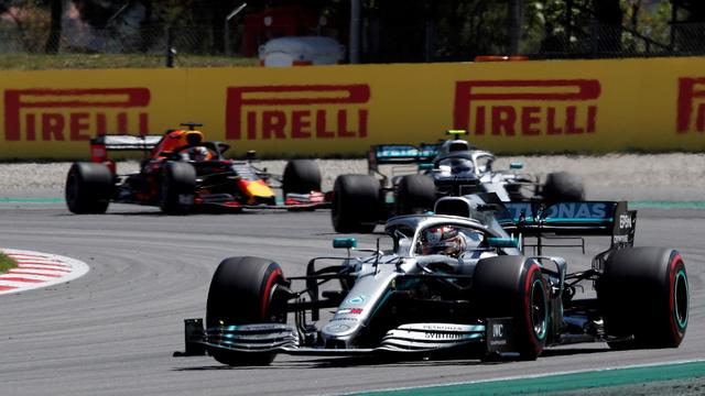 Hamilton a profité d'un départ mouvementé pour ravir la tête de la course à son coéquipier Bottas. [Alejandro Garcia]