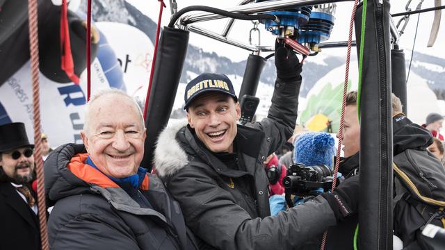 Le Britannique Brian Jones (à gauche) et le Suisse Bertrand Piccard (au centre) étaient présents au festival des ballons de Château-d'Œx pour fêter les vingt ans de leur tour du monde en montgolfière. [Keystone - Jean-Christophe Bott]