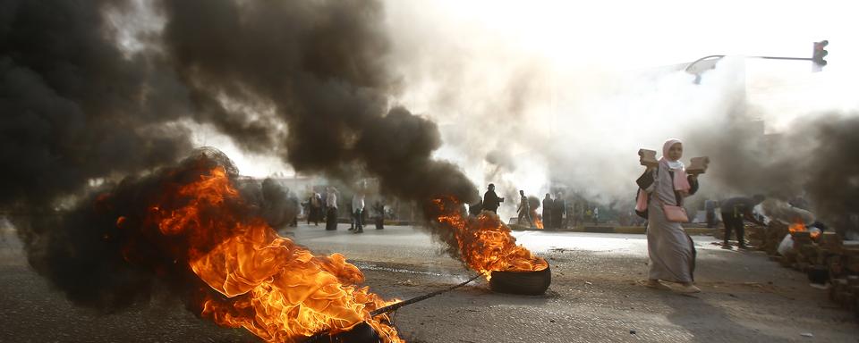 Les forces militaires soudanaises ont cherché à disperser le "sit-in" installé depuis le 6 avril 2019 devant leur QG à Khartoum. [AFP - Ashraf Shazly]