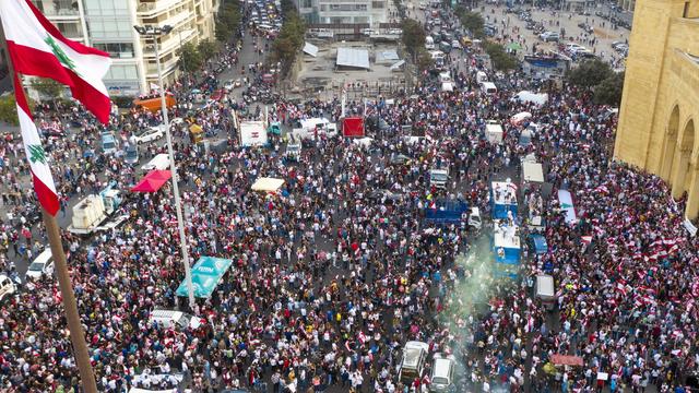 Des larges manifestations anti-régime bloquent les rues de Beyrouth depuis plus de 5 jours. [EPA/Keystone - Wael Hamzeh]