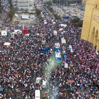 Des larges manifestations anti-régime bloquent les rues de Beyrouth depuis plus de 5 jours. [EPA/Keystone - Wael Hamzeh]