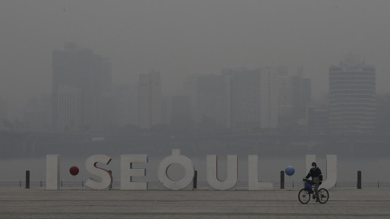 Pour lutter contre la pollution de l'air, la Corée du Sud a tenté de créer de la pluie artificielle. [Keystone - AP Photo/Lee Jin-man]