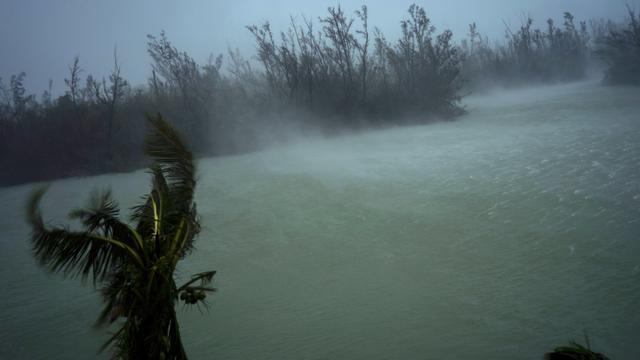 Des vents violents générés par l'ouragan Dorian frappent Freeport, sur l'île de Grand Bahama, le 2 septembre 2019.