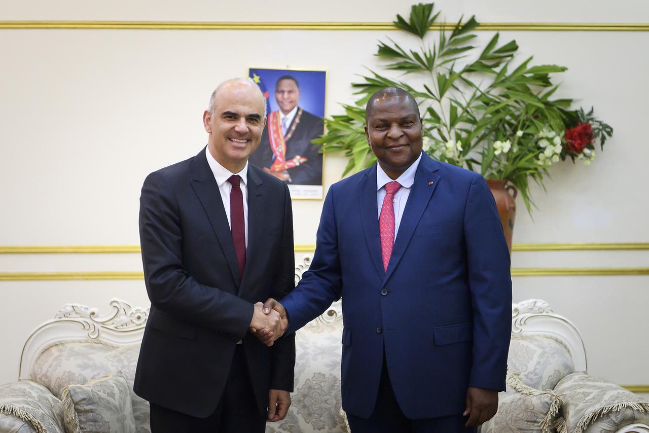 Alain Berset pose avec le président de la République centrafricaine Faustin-Archange Touadéra. [Keystone - Anthony Anex]