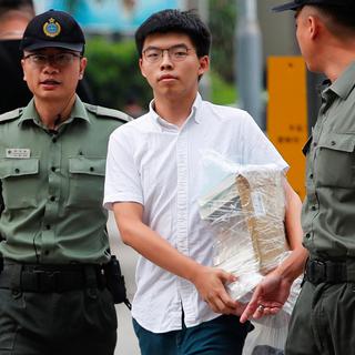 Le militant Joshua Wong lors de sa sortie de prison en juin après une première peine. [Reuters - Tyrone Siu]