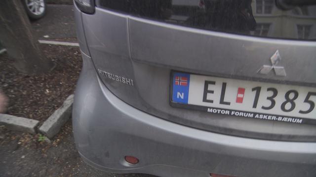 A Oslo, les voitures électriques sont visibles à tous les coins de rue. On les repère à leur plaque d'immatriculation, qui commence toujours par un E. [RTS]