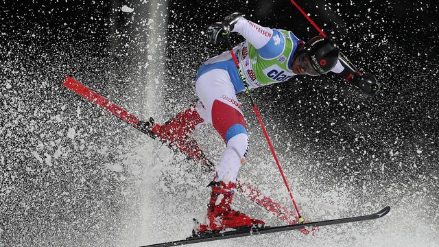 Mauro Caviezel a été chahuté lundi lors du géant parallèle d'Alta Badia. Le voici contrait au forfait à Bormio! [Keystone - Andrea Solero]