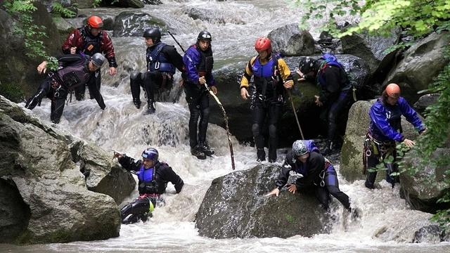 Des sauveteurs dans le Saxetbach au lendemain du drame. [Keystone - Alessandro della Valle]