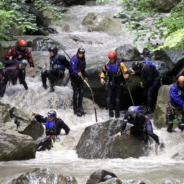 Des sauveteurs dans le Saxetbach au lendemain du drame. [Keystone - Alessandro della Valle]