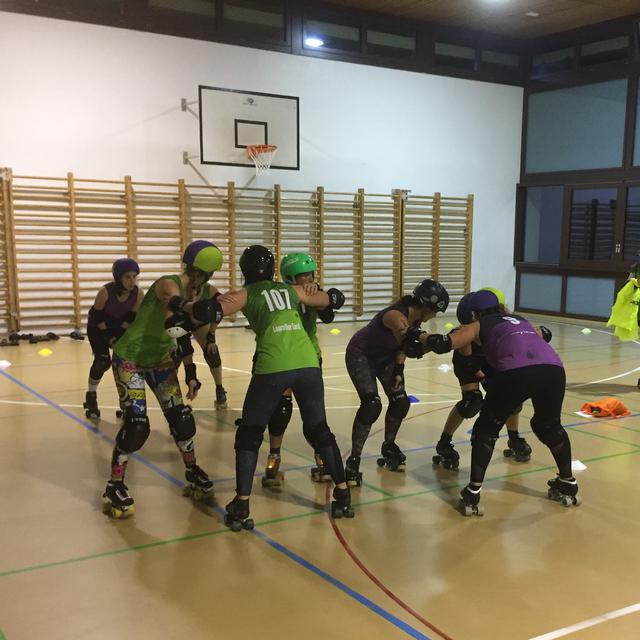 Le roller derby attire toujours plus d'adeptes. [RTS - Tania Barril]