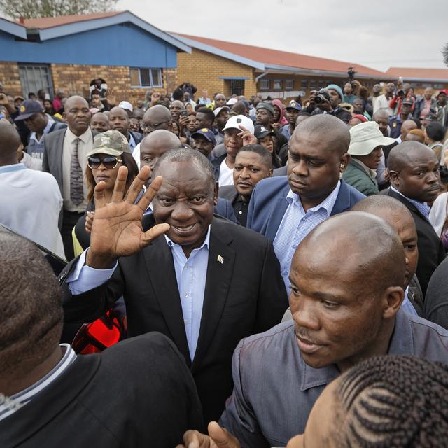 Le président sud-africain Cyril Ramaphosa dans le quartier de Soweto, à Johannesburg. [Keystone - AP Photo/Ben Curtis]