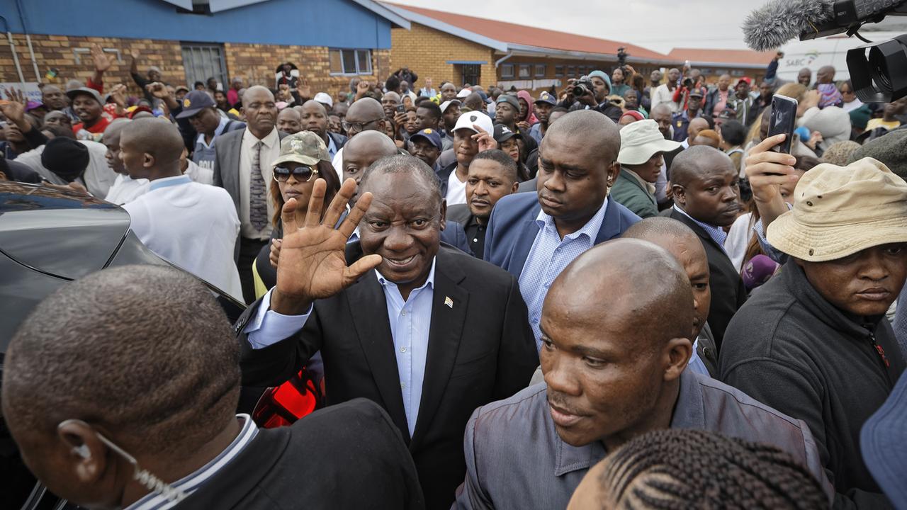 Le président sud-africain Cyril Ramaphosa dans le quartier de Soweto, à Johannesburg. [Keystone - AP Photo/Ben Curtis]