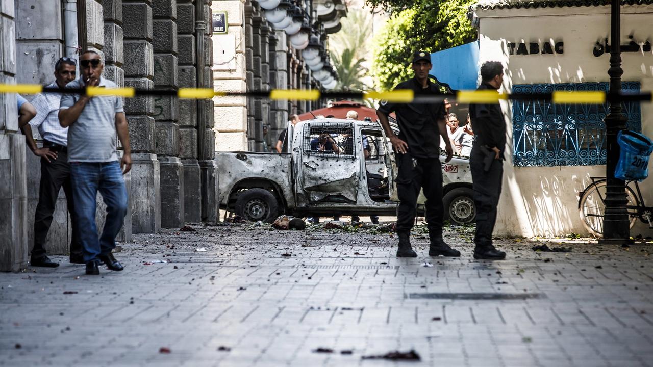 Un double attentat visant la police a fait au moins un mort et huit blessés à Tunis. [EPA]