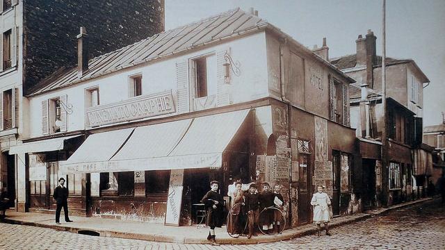 Un café-cinématographe au coin des rues Compans et du Pré-Saint-Gervais, Paris (XIXe arrond.), autour de 1910.