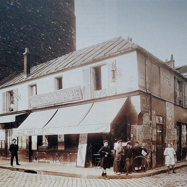 Un café-cinématographe au coin des rues Compans et du Pré-Saint-Gervais, Paris (XIXe arrond.), autour de 1910.