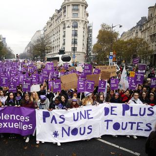 La manifestation contre les violences sexistes a réuni plus de 50 000 personnes à Paris. [AP/Keystone - Thibault Camus]