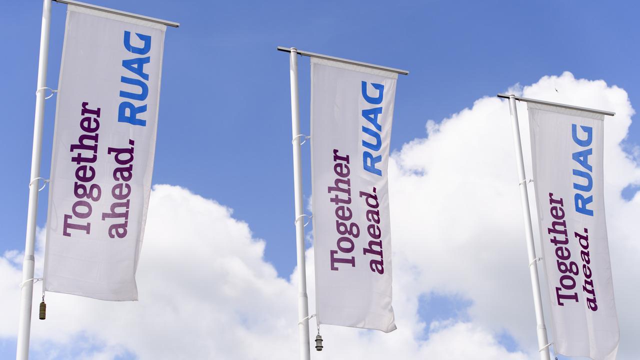 Des drapeaux du groupe Ruag devant le siège de l'entreprise à Berne. [Keystone - Anthony Anex]