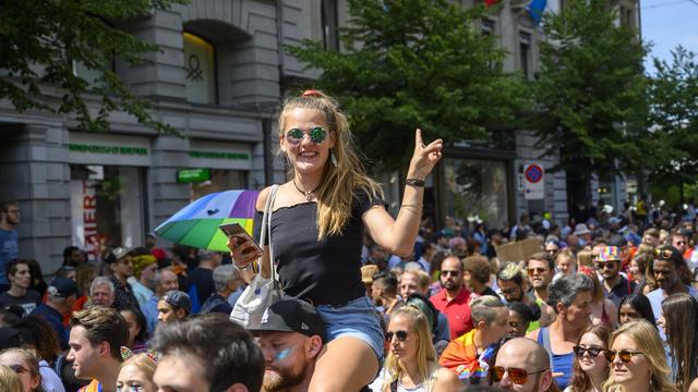 Près de 31'000 personnes présentes pour le Zurich Pride Festival [Keystone - Melanie Duchene]