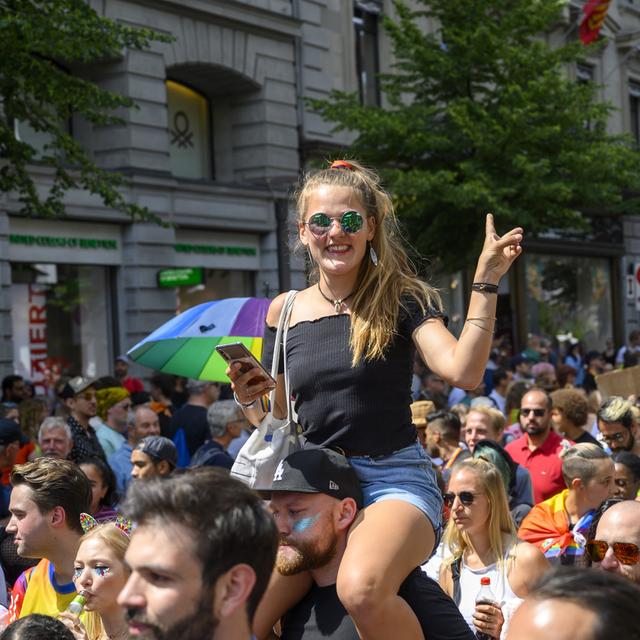 Près de 31'000 personnes présentes pour le Zurich Pride Festival [Keystone - Melanie Duchene]