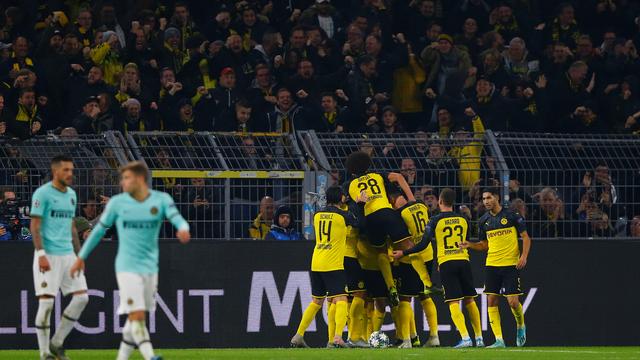 Les joueurs de Dortmund se congratulent après avoir marqué le 3-2. [Thilo Schmuelgen]