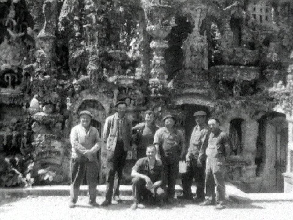 Visiteurs posant devant le Palais du facteur Cheval, 1968. [RTS]