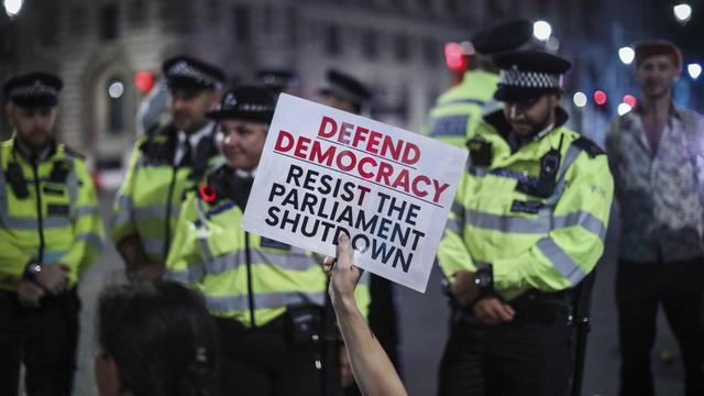 Un manifestant anti-Brexit brandit une pancarte appelant à résister à la suspension du Parlement, ce 28 août 2019 à Londres. [AP Photo - Vudi Xhymshiti]