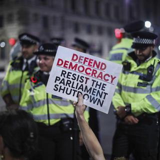 Un manifestant anti-Brexit brandit une pancarte appelant à résister à la suspension du Parlement, ce 28 août 2019 à Londres. [AP Photo - Vudi Xhymshiti]