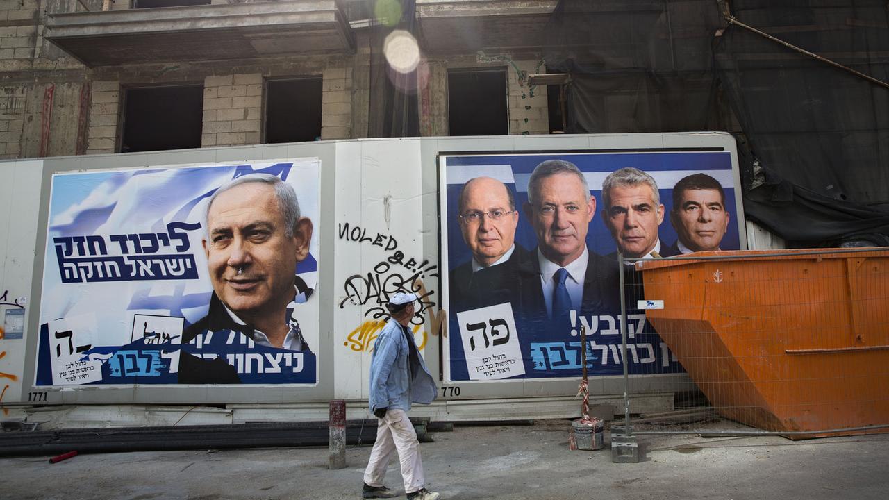 Les affiches électorales du sortant Benjamin Netanyahou et de Benny Gantz, les deux candidats au coude à coude pour le poste de Premier ministre israélien. [AP/Keystone - Oded Balilty]