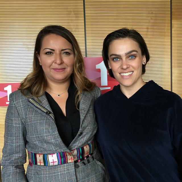 Hajar El Haddaoui, responsable chez Swisscom pour la Suisse Romande et le Tessin, rencontre Nina Burri, contorsionniste. [RTS - Pauline Vrolixs]
