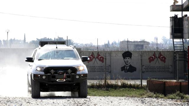 Des membres de l'Armée syrienne libre, reviennent en Turquie après une inspection dans la zone frontalière d'Akçakale.