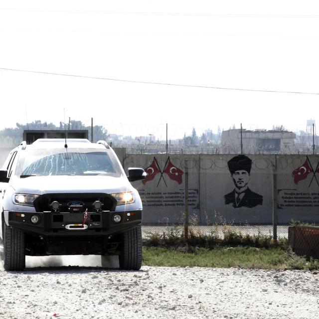 Des membres de l'Armée syrienne libre, reviennent en Turquie après une inspection dans la zone frontalière d'Akçakale.
