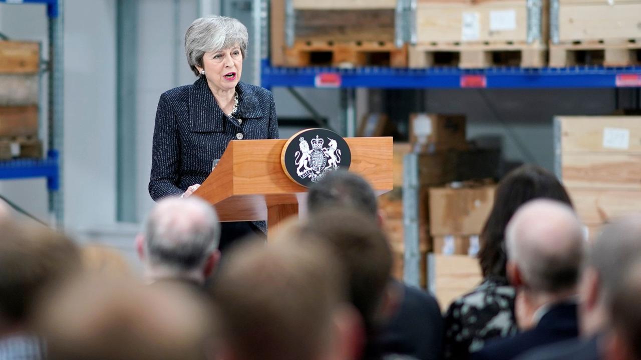 Theresa May s'est exprimée depuis une usine de Grimsby, dans le nord-est de l'Angleterre. [Pool/Reuters - Christopher Furlong]