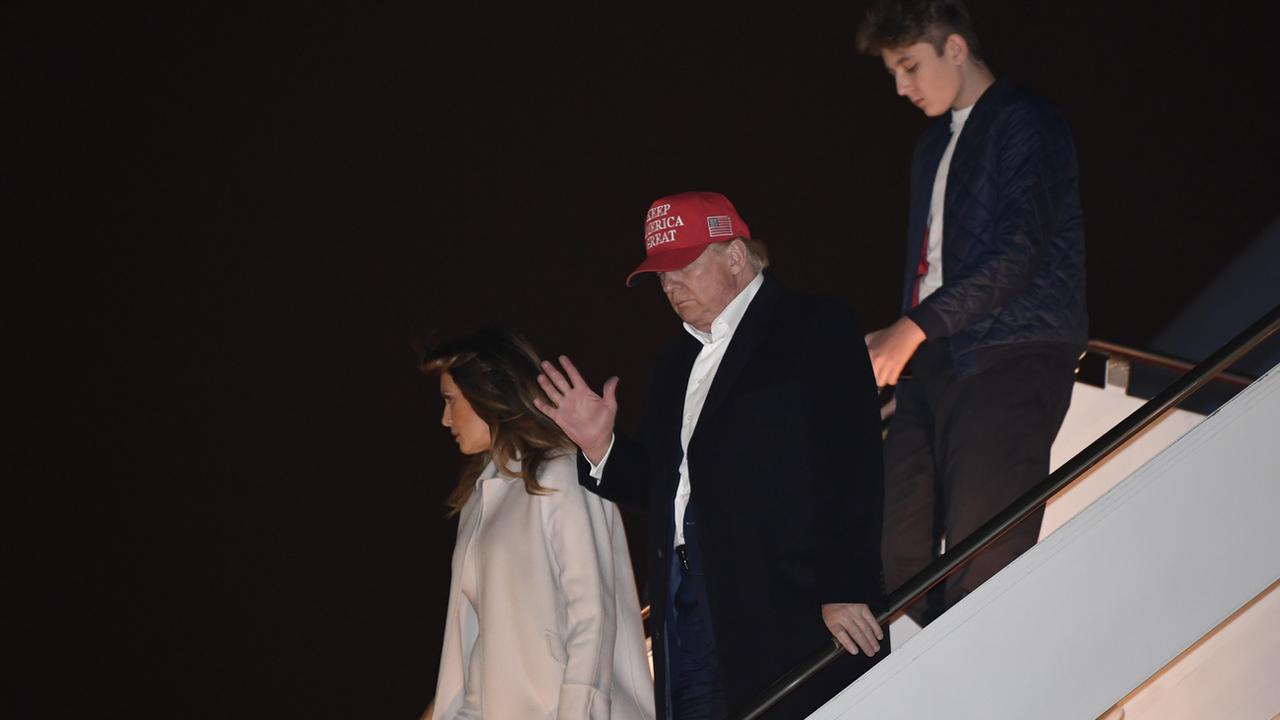 Le président Trump, la First Lady et leur fils descendent de l'avion présidentiel, le 1er décembre 2019. [AP/Keystone - Susan Walsh]