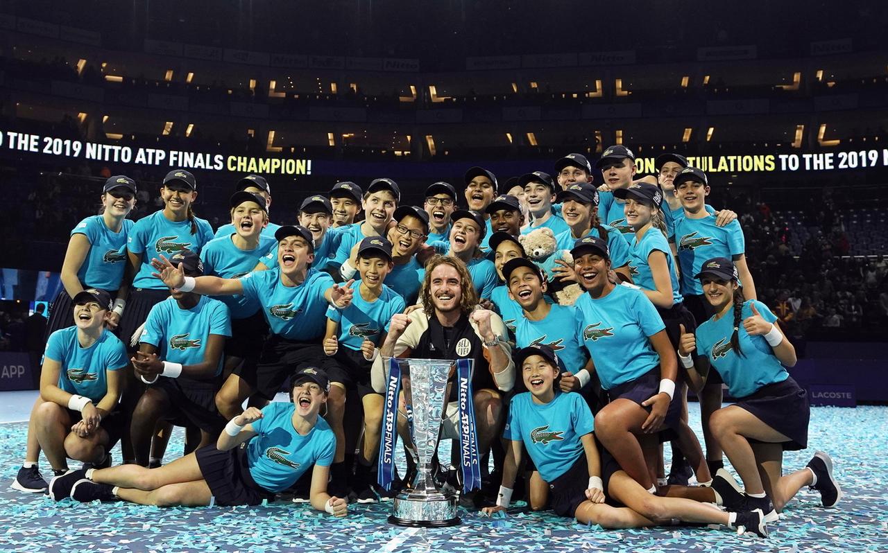 Tsitsipas prend la pose avec les ramasseurs de balles du tournoi. [KEYSTONE - Will Oliver]