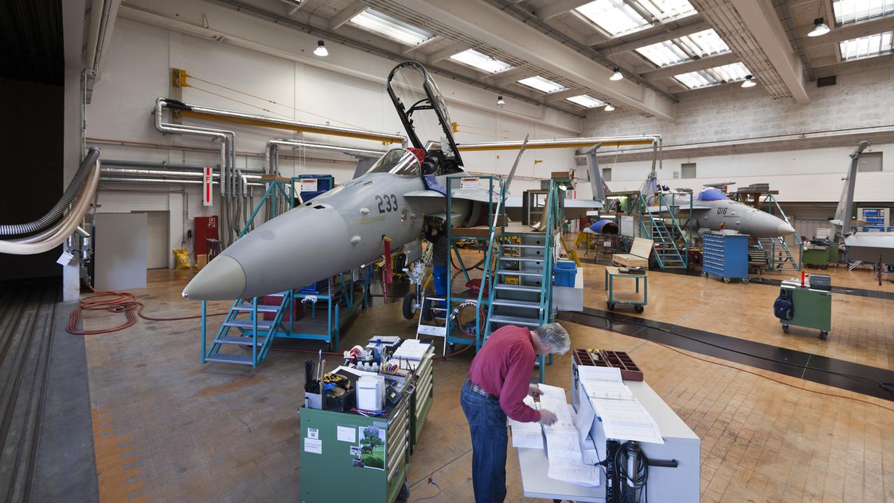 F/A-18 en maintenance dans un atelier de RUAG à Emmen. [Keystone - Gaëtan Bally]
