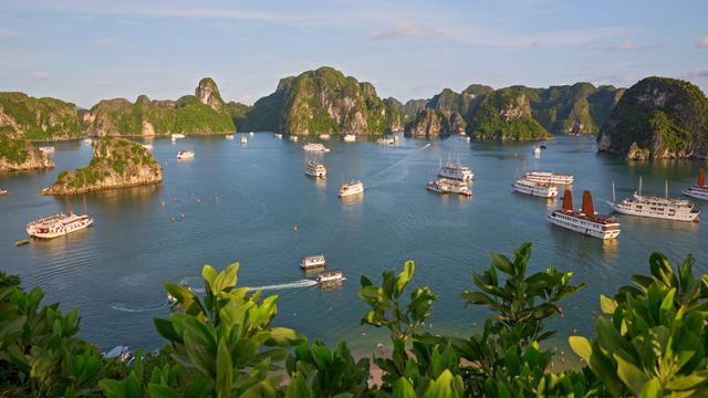 Classée au patrimoine mondiale de l'Unesco, la Baie dʹHalong au Vietnam accueille chaque jour en moyenne 5'500 touristes à bord de 450 bateaux de croisières. [Depositphotos]