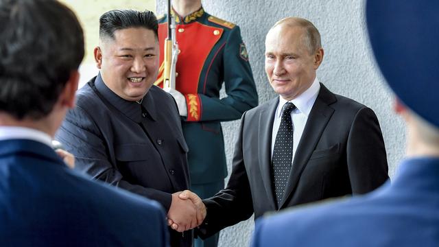 Kim Jong-un et Vladimir Poutine ont entamé leur sommet inédit par une poignée de main. [Keystone - Yuri Kadobnov]