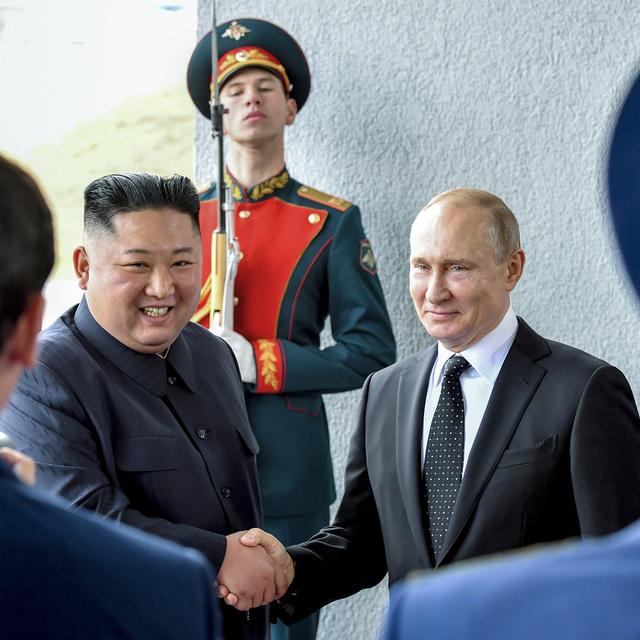 Kim Jong-un et Vladimir Poutine ont entamé leur sommet inédit par une poignée de main. [Keystone - Yuri Kadobnov]