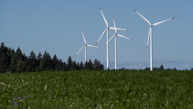 Des éoliennes au Mont Crosin (BE). [Keystone - Jean-Christophe Bott]