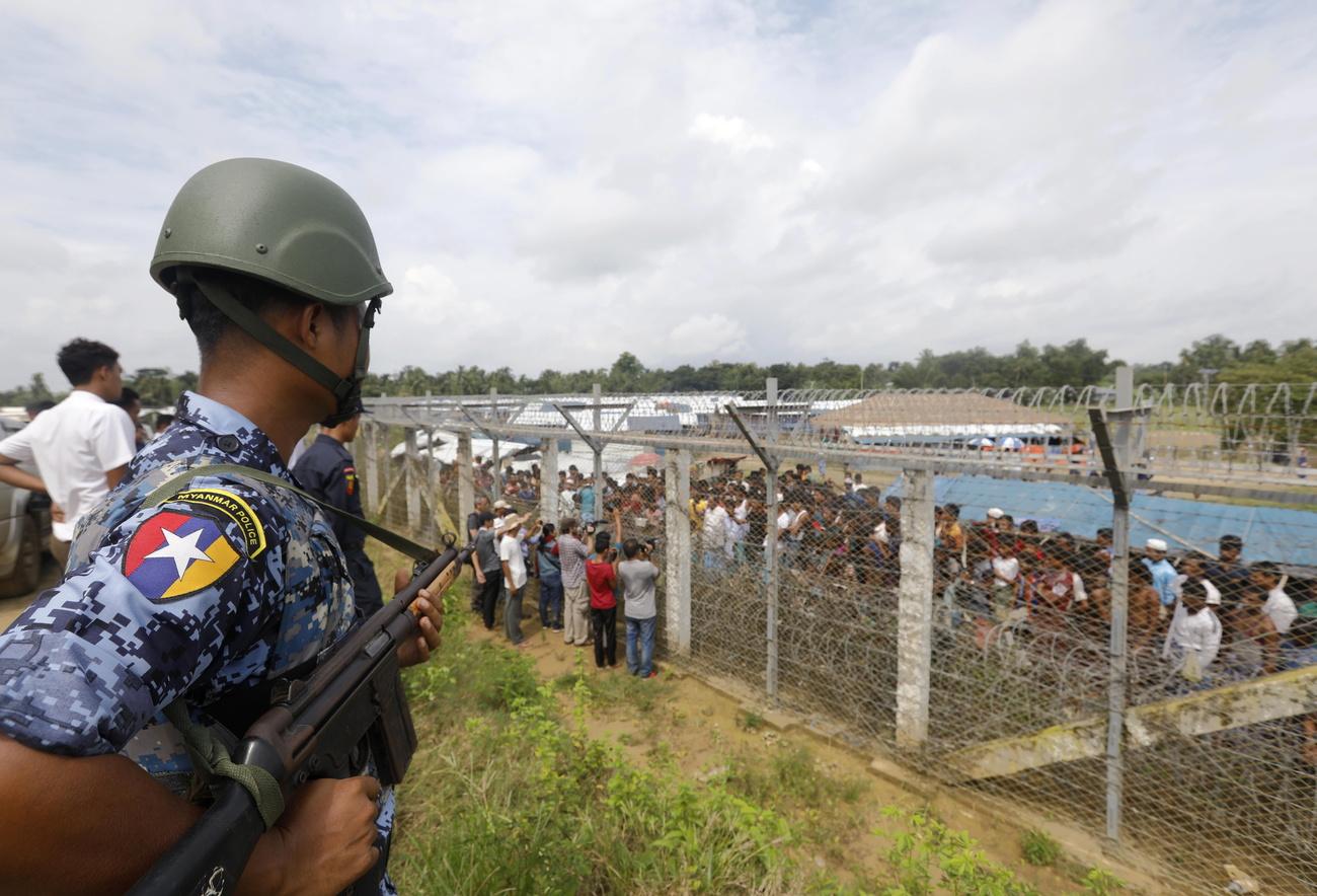 Un garde de l'armée birmane fait la garde devant la zone de "no man's land" entre le Bangladesh et la Birmanie, dans l'Etat de Rakhine, le 24 août 2018. [Keystone/epa - Nyein Chan Naing]