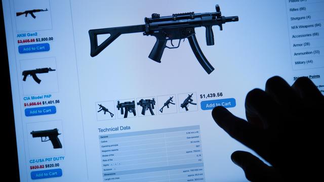 Certaines plateformes de vente sur le dark web proposent des armes. [AFP - Silas Stein]