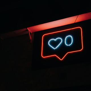 Un néon affiche zéro "likes", à la manière d'Instagram. [Unsplash - Prateek Katyal]