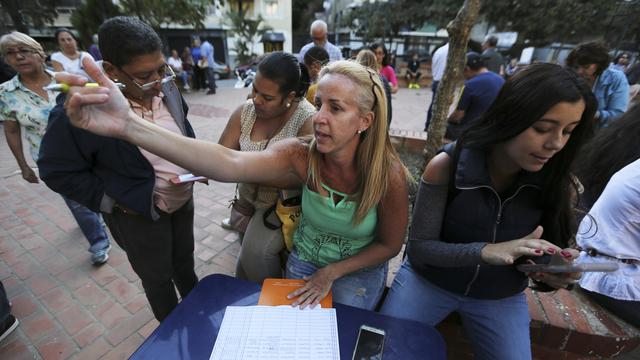 Des personnes se portent volontaires pour la distribution d'aide humanitaire arrivant des pays limitrophes du Venezuela. [Keystone - Fernando Llano]