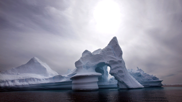 La fonte de ces glaces est l'un des facteurs principaux de la montée des eaux. [AP/Keystone - John McConnico]